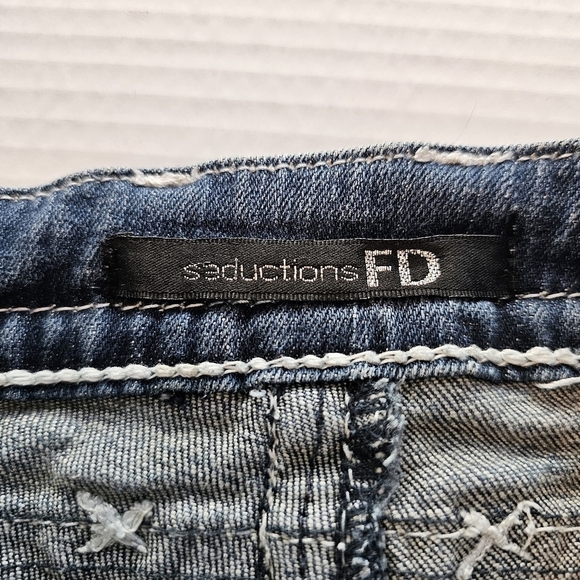 Cute Jeans with Fun Pockets and distressed Detail. Seductions FD. - Picture 9 of 11
